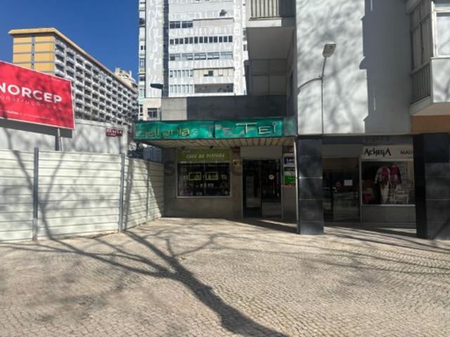 Loja com 279 m2 com rentabilidade de 4,61% em Benfica | Wallis Real Estate