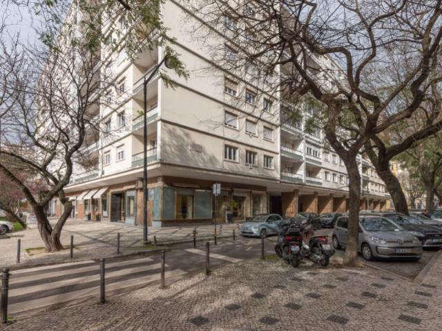Loja com 2 pisos na Avenida Elias Garcia, Avenidas Novas