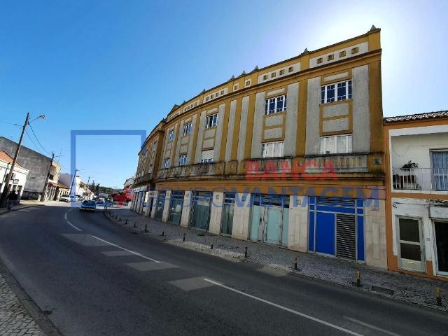 Loja com 3 montras no centro de Samora Correia Antiga CGD