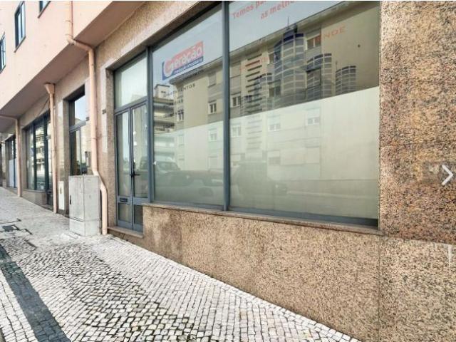 Loja com um total de 689 m² de área bruta de construção, situada no centro da cidade de São João da Madeira