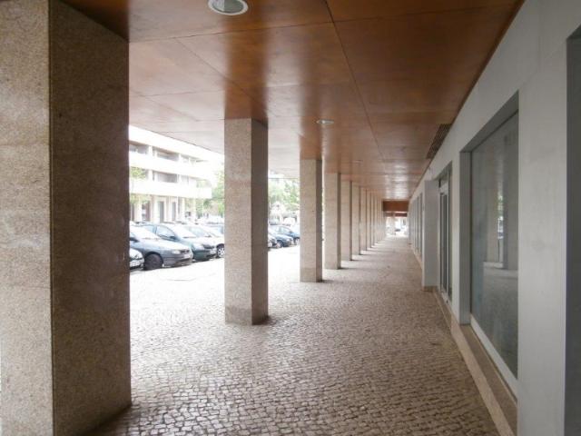 Loja com zona ampla e wc zona nobre Edifícios Viriato