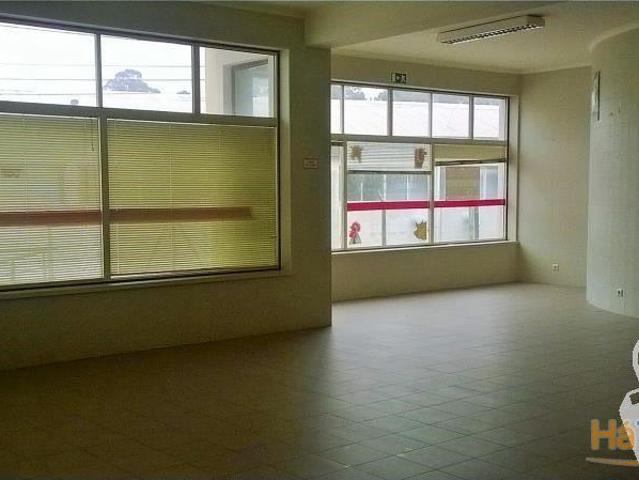 Loja com a área de 150 m2  tem um parqueamento privado. | 26084063246