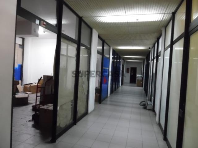 Loja com aparcamento no Loreto