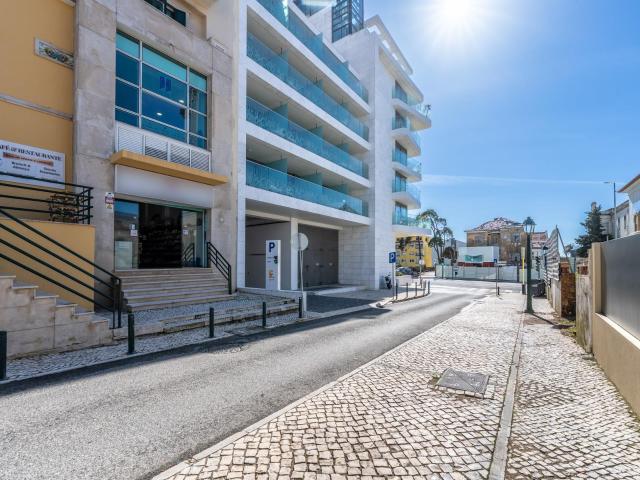 Loja com arrecadação e estacionamento Estoril 103m² Cascais e Estoril