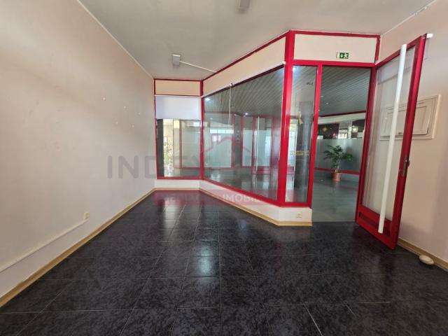 Loja com boas Montas ARRENDAMENTO C. Comercial Diana