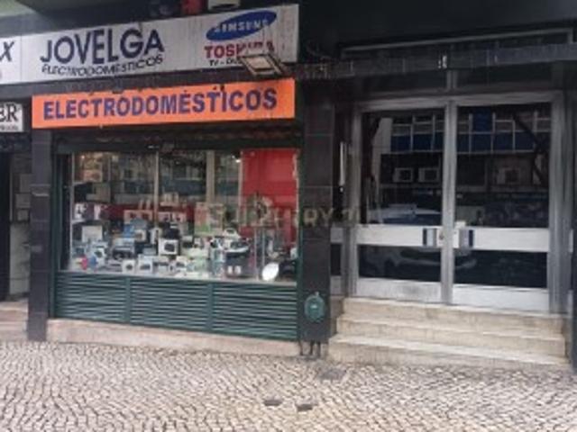 Loja com Cave e Grande Visibilidade na Rua Pascoal de Melo, Arroios