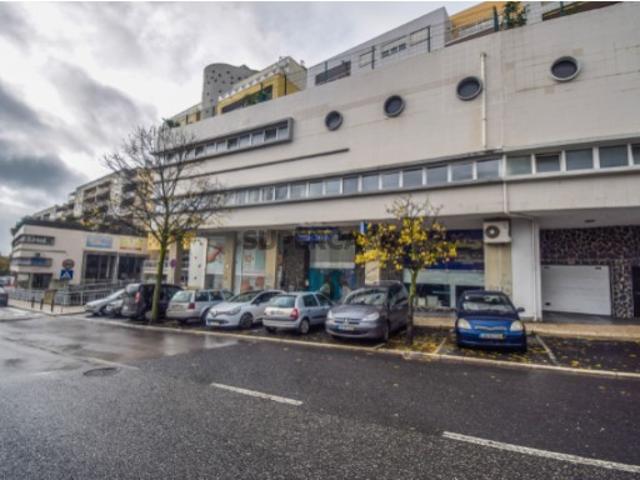 Loja com divisão ampla e 1 casa de banho em Linda a Velha