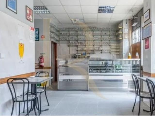 Loja com duas montras em Benfica