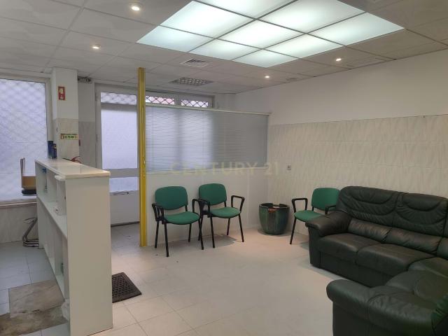 Loja com Duas Frentes | 75 m² | Quinta da Samaritana – Belas