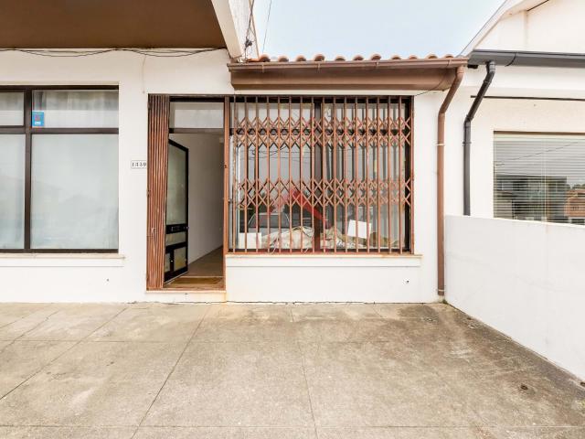 Loja com duas frentes solares em Paramos — R/C com potencial para habitação