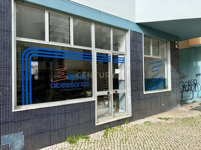 Loja com duas garagens em box