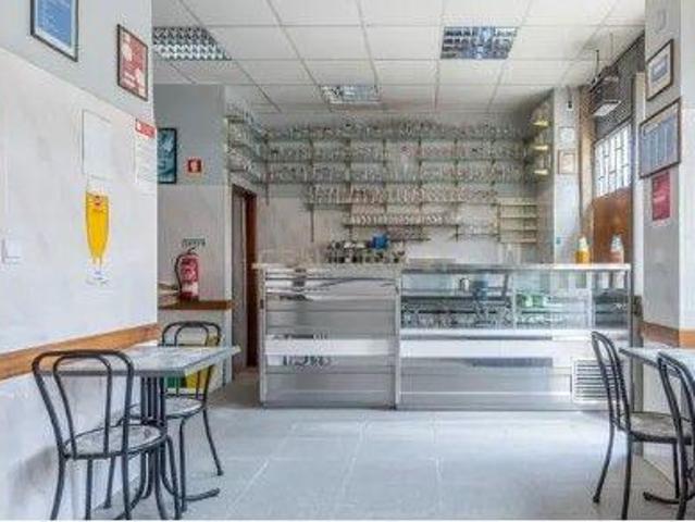 Loja com excelente visibilidade em Benfica – Ideal para comércio ou serviços