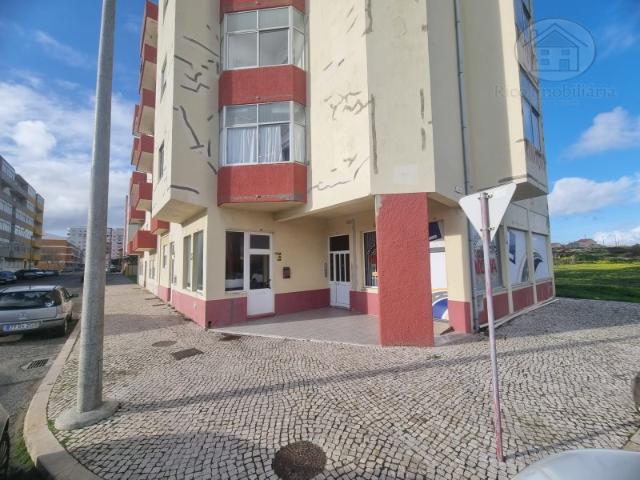 Loja com excelentes áreas para arrendamento em Peniche