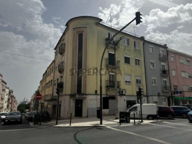 Loja com extração de fumos na Avenida Afonso III, Lisboa