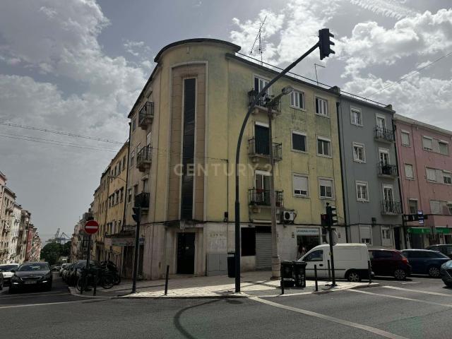 Loja com extração de fumos na Avenida Afonso III, Lisboa