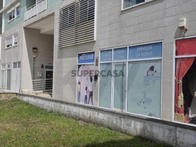 Loja com Garagem na Alta de Lisboa Excelente Oportunidade de Investimento no Lumiar