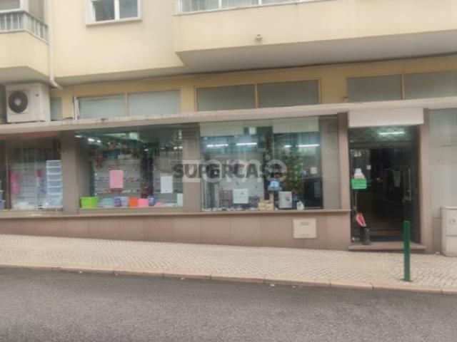 Loja com grandes montras junto ao Mercado de Algés