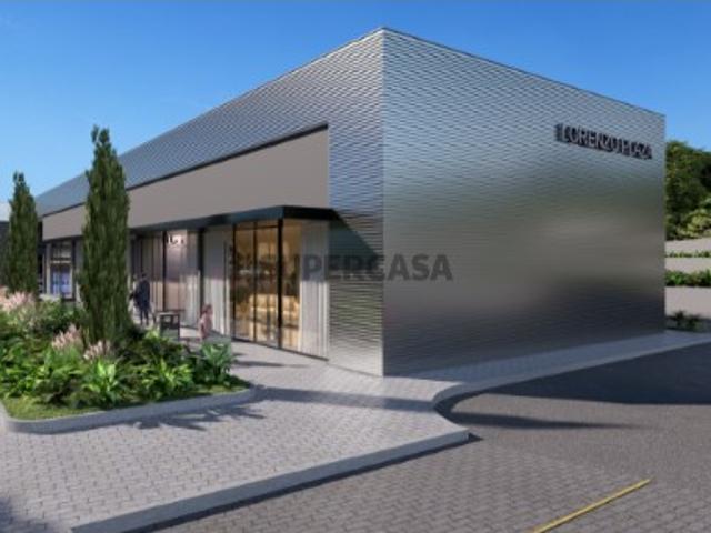 Loja com Mezzanine em Complexo Comercial Almancil