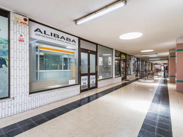 Loja com Mezzanine no Centro de Leiria Galerias São José