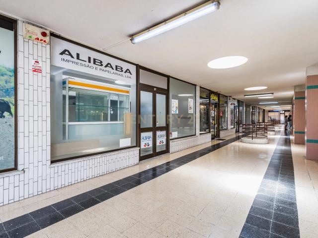 Loja com Mezzanine no Centro de Leiria Galerias São José