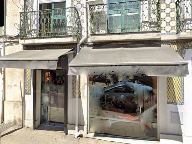 Loja com montra, bem localizada na Rua de São Lázaro