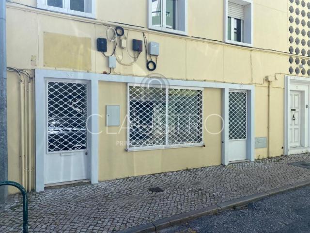 Loja com montra no Centro de Carcavelos Junto ao café São Jorge