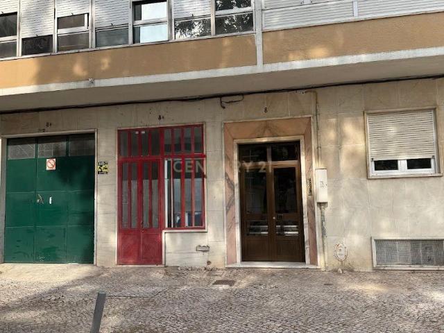 Loja com montra na Amadora