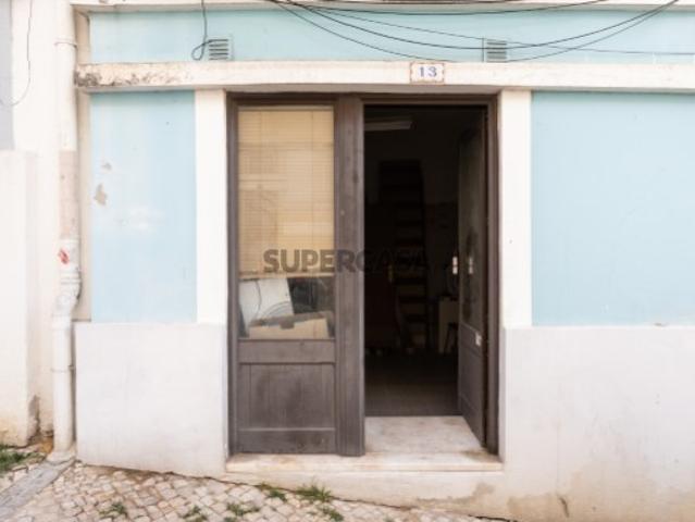 Loja com montra na Penha de França: Oportunidade Única de Investimento!