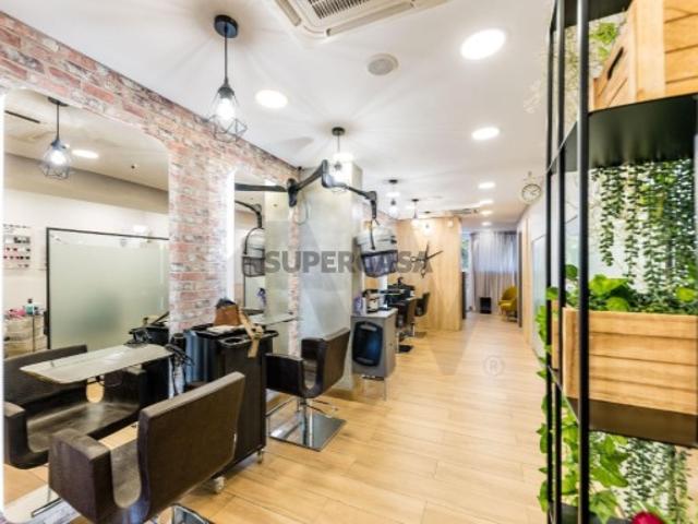 Loja com negócio de cabeleireiro no Estoril 78 m² Totalmente equipada e em pleno funcionamento