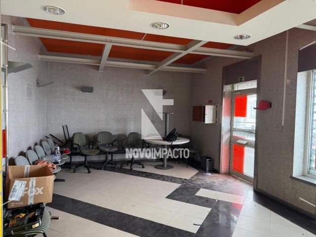 Loja com potencial para habitação no centro do Montijo | 201 m² | 3 frentes