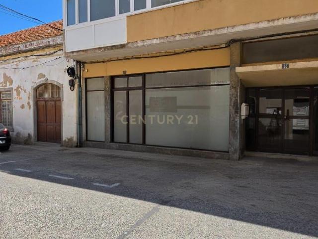 Loja com projeto aprovado para T1 no centro de Peniche