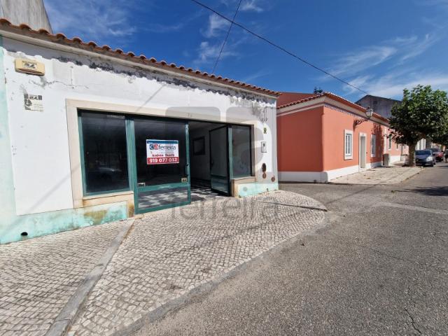 Loja com Projeto de Conversão para Moradia T3 no emblemático Bairro Azul Chamusca