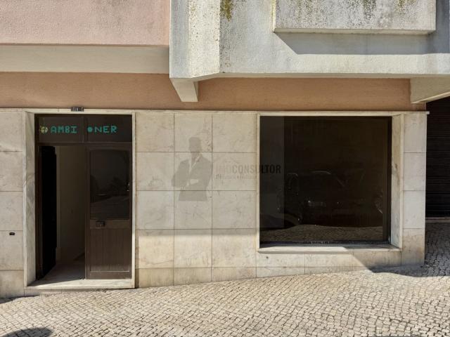 Loja com Saída de Fumos e Pé Direito de 3,47m São Marcos