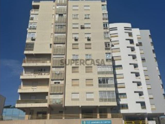 LOJA COM SAÍDA DE FUMOS NO CENTRO DA AMADORA | Excelente Visibilidade e Potencial Comercial