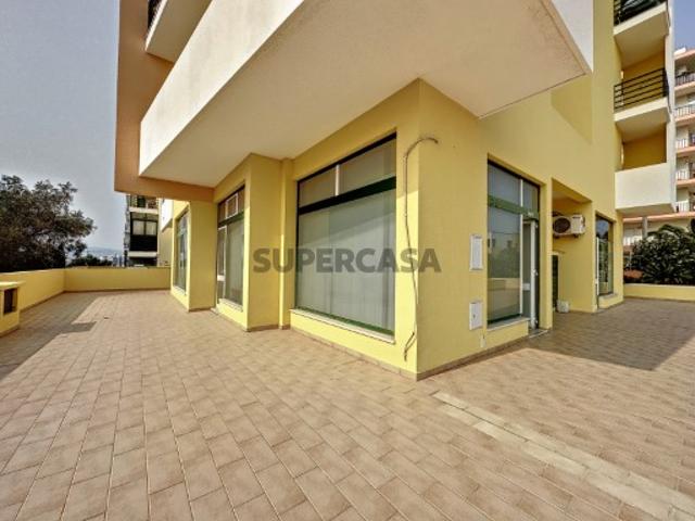 Loja Comercial Versátil com Terraço e duas Entradas independentes em Portimão