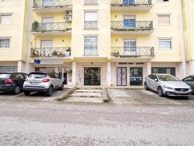 Loja Comercial Arrendada na Malveira | Oportunidade de Investimento com Rentabilidade Imediata