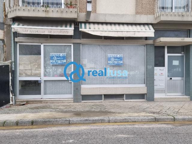 Loja comercial com 150m2 no Centro de Espinho, Avª 24