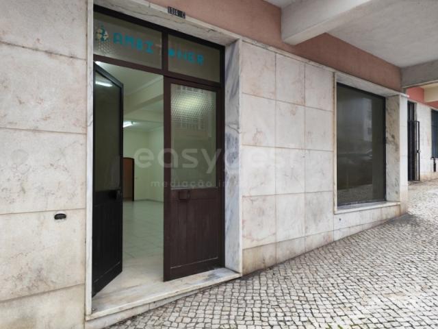 Loja comercial com 2 wc s arrumos e espaço amplo com montra
