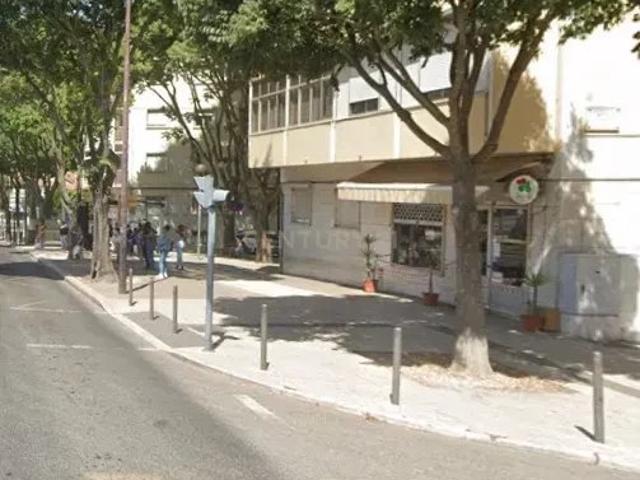 Loja comercial com 2 montras — Saída da Estação CP de Benfica
