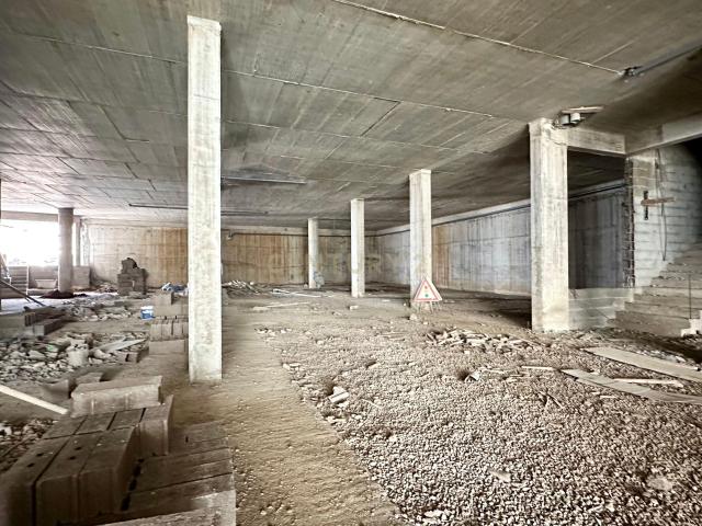 Loja comercial com 696m2 Machico