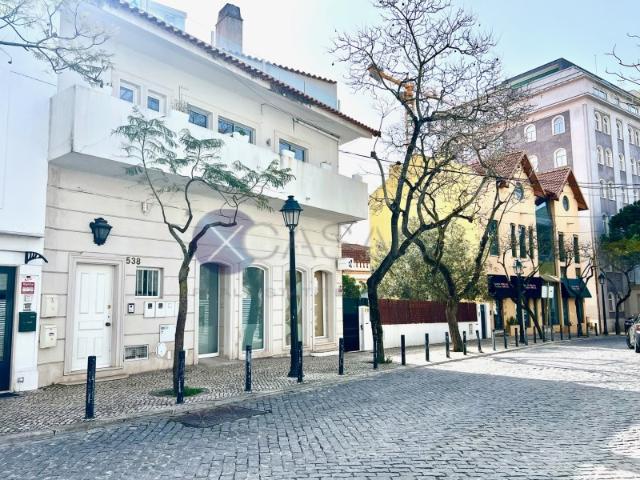 Loja comercial com 92m2 sito na Avenida Saboia, Estoril