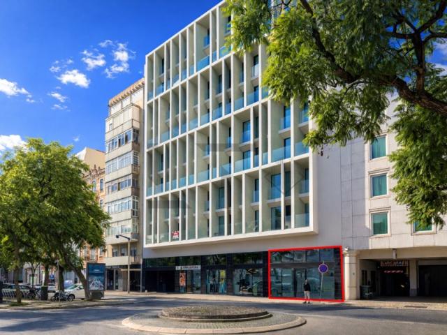 Loja Comercial com 940m2 e Garagem para Arrendamento na Av. 5 de Outubro, Lisboa