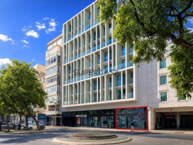 Loja Comercial com 940m2 e Garagem para Venda na Av. 5 de Outubro, Lisboa