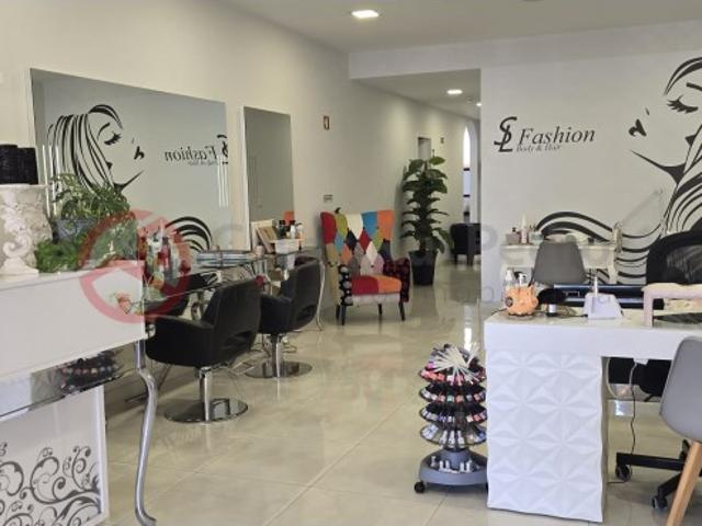 Loja Comercial com Excelente Localização em Santa Marta do Pinhal, Corroios