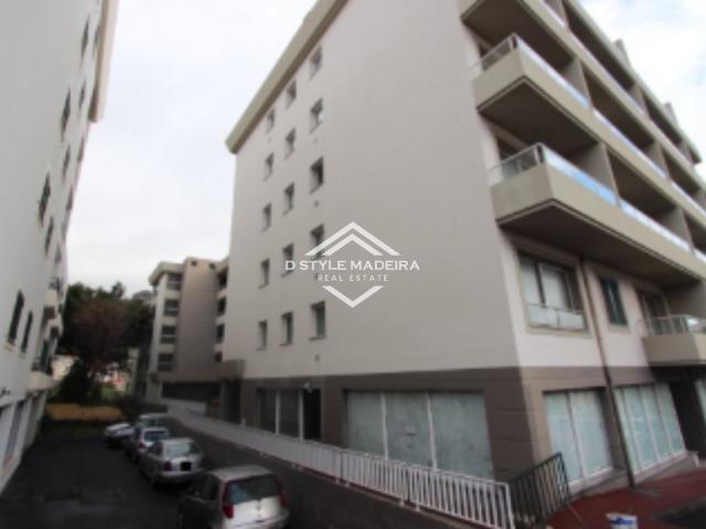 Loja comercial convertida em apartamento T0 no centro do Can. 58m² Santa Cruz