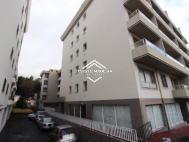 Loja comercial convertida em apartamento T0 no centro do Caniço, Santa Cruz, Ilha da Madeira