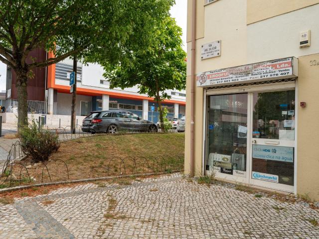 Loja comercial de esquina no Lumiar – junto ao Colégio Planalto