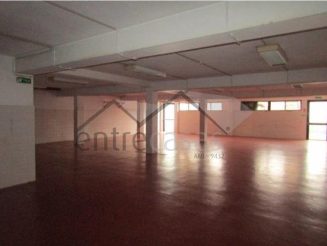 Loja comercial dupla, rés do chão e cave, no centro do Porto, com uma área utilizável de 695 M2 e logradouro com 527 M2
