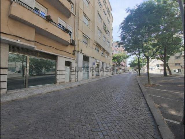 Loja comercial em Avenidas Novas, Lisboa, com localização privilegiada
