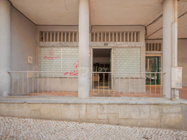 Loja Comercial em Rio de Mouro, Sintra com entradas independentes